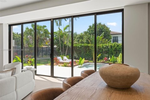 House in Miami, Florida 5 bedrooms, 362.69 sq.m. № 2278998 - photo 19