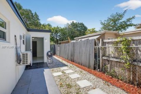 Villa ou maison à louer à North Miami, Floride: 2 chambres, 136.19 m2 № 2402298 - photo 11