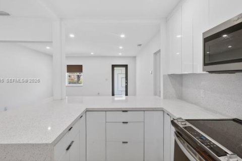 Villa ou maison à louer à North Miami, Floride: 2 chambres, 136.19 m2 № 2402298 - photo 7