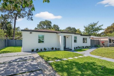 Villa ou maison à louer à North Miami, Floride: 2 chambres, 136.19 m2 № 2402298 - photo 2