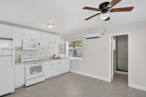 Villa ou maison à louer à North Miami, Floride: 2 chambres, 136.19 m2 № 2402298 - photo 13