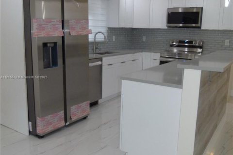 Casa en venta en Okeechobee, Florida, 3 dormitorios, 124.3 m2 № 1811317 - foto 17
