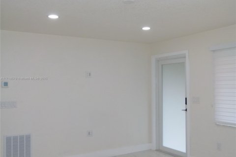 Casa en venta en Okeechobee, Florida, 3 dormitorios, 124.3 m2 № 1811317 - foto 21