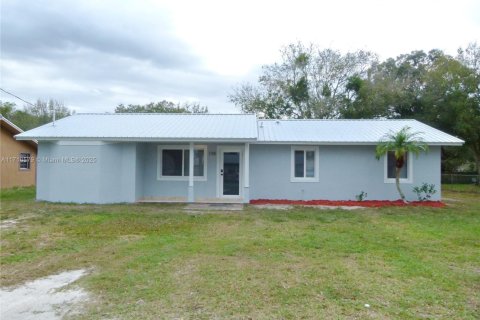 Casa en venta en Okeechobee, Florida, 3 dormitorios, 124.3 m2 № 1811317 - foto 1