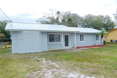 Casa en venta en Okeechobee, Florida, 3 dormitorios, 124.3 m2 № 1811317 - foto 2