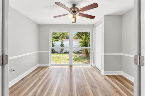 House in New Port Richey, Florida 3 bedrooms, 154.96 sq.m. № 2390984 - photo 21