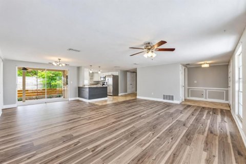 House in New Port Richey, Florida 3 bedrooms, 154.96 sq.m. № 2390984 - photo 6