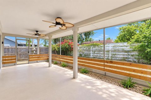 House in New Port Richey, Florida 3 bedrooms, 154.96 sq.m. № 2390984 - photo 20