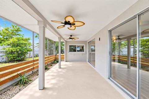 House in New Port Richey, Florida 3 bedrooms, 154.96 sq.m. № 2390984 - photo 22