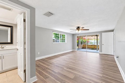 House in New Port Richey, Florida 3 bedrooms, 154.96 sq.m. № 2390984 - photo 10