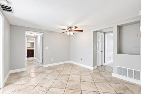 House in New Port Richey, Florida 3 bedrooms, 154.96 sq.m. № 2390984 - photo 15