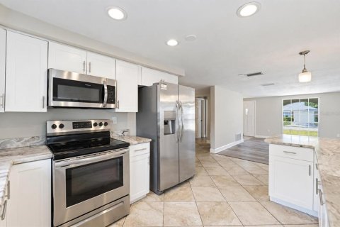 House in New Port Richey, Florida 3 bedrooms, 154.96 sq.m. № 2390984 - photo 9