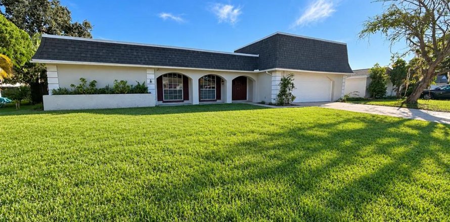 House in New Port Richey, Florida 3 bedrooms, 154.96 sq.m. № 2390984