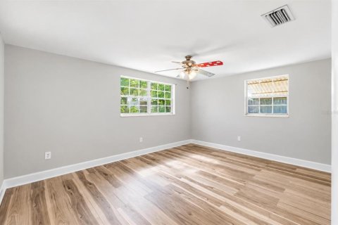 House in New Port Richey, Florida 3 bedrooms, 154.96 sq.m. № 2390984 - photo 11