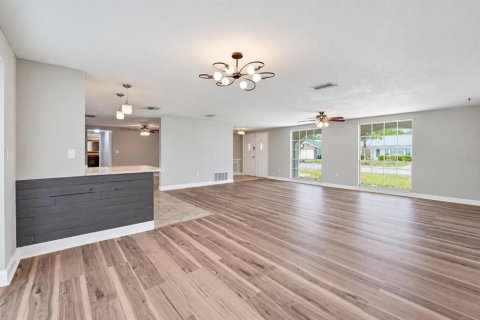 House in New Port Richey, Florida 3 bedrooms, 154.96 sq.m. № 2390984 - photo 8