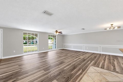 House in New Port Richey, Florida 3 bedrooms, 154.96 sq.m. № 2390984 - photo 5
