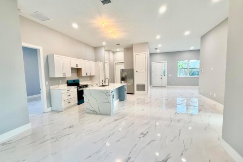 House in Port St. Lucie, Florida 3 bedrooms, 161.65 sq.m. № 2082930 - photo 15