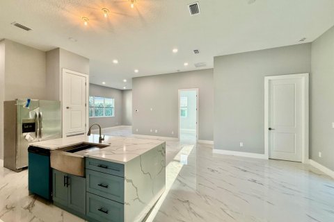 House in Port St. Lucie, Florida 3 bedrooms, 161.65 sq.m. № 2082930 - photo 18