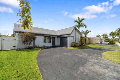 House in Sunrise, Florida 3 bedrooms, 97.27 sq.m. № 1825802 - photo 3