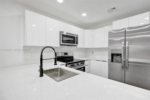 Townhouse in North Lauderdale, Florida 3 bedrooms, 116.31 sq.m. № 2002812 - photo 5