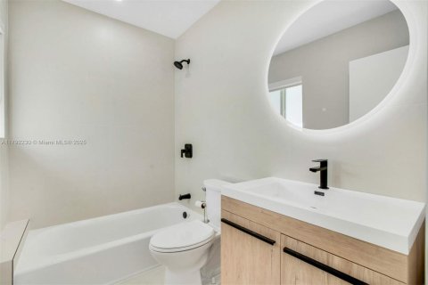 House in Miami Shores, Florida 3 bedrooms, 201.6 sq.m. № 1740000 - photo 18