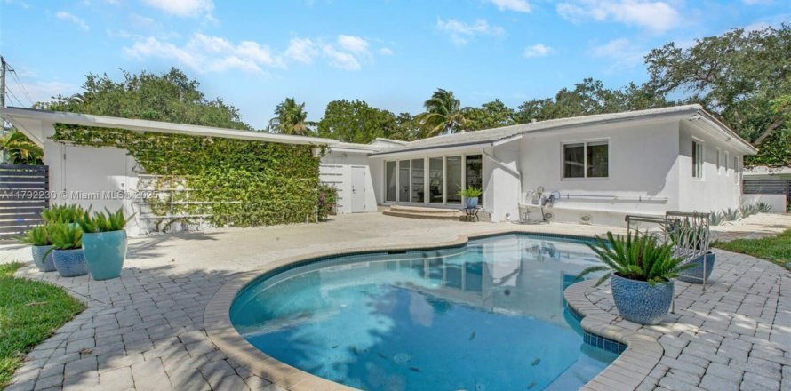 House in Miami Shores, Florida 3 bedrooms, 201.6 sq.m. № 1740000