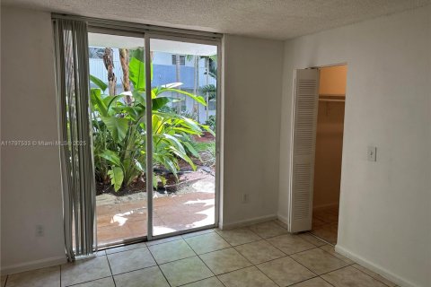 Condo in North Bay Village, Florida, 1 bedroom  № 1727344 - photo 13