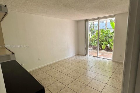 Condo in North Bay Village, Florida, 1 bedroom  № 1727344 - photo 15