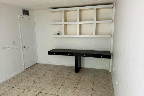 Condo in North Bay Village, Florida, 1 bedroom  № 1727344 - photo 10