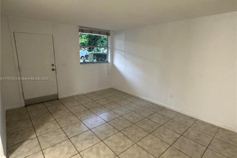 Condo in North Bay Village, Florida, 1 bedroom  № 1727344 - photo 7
