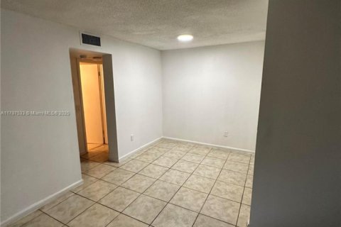 Condo in North Bay Village, Florida, 1 bedroom  № 1727344 - photo 16
