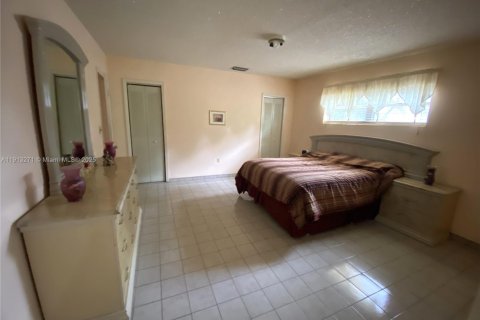 Casa en venta en Hialeah, Florida, 4 dormitorios, 173.73 m2 № 1968793 - foto 11