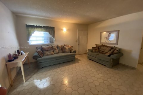 Casa en venta en Hialeah, Florida, 4 dormitorios, 173.73 m2 № 1968793 - foto 3