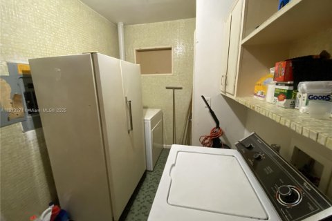 Casa en venta en Hialeah, Florida, 4 dormitorios, 173.73 m2 № 1968793 - foto 23