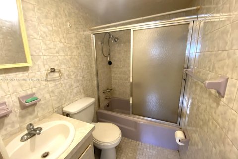 Casa en venta en Hialeah, Florida, 4 dormitorios, 173.73 m2 № 1968793 - foto 18