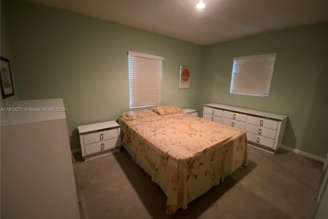 Casa en venta en Hialeah, Florida, 4 dormitorios, 173.73 m2 № 1968793 - foto 14