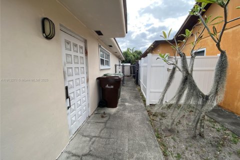 Casa en venta en Hialeah, Florida, 4 dormitorios, 173.73 m2 № 1968793 - foto 25
