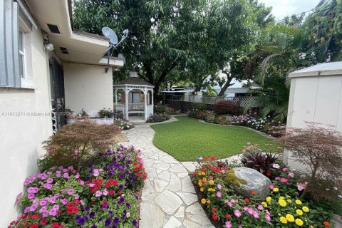 Casa en venta en Hialeah, Florida, 4 dormitorios, 173.73 m2 № 1968793 - foto 19