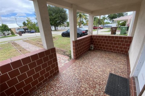 Casa en venta en Hialeah, Florida, 4 dormitorios, 173.73 m2 № 1968793 - foto 21