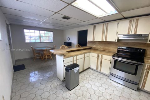 Casa en venta en Hialeah, Florida, 4 dormitorios, 173.73 m2 № 1968793 - foto 4