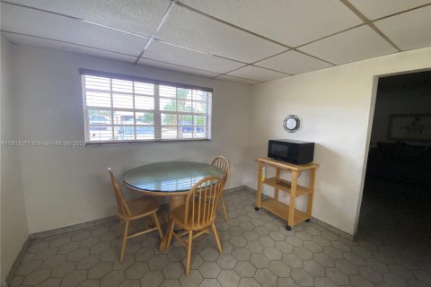 Casa en venta en Hialeah, Florida, 4 dormitorios, 173.73 m2 № 1968793 - foto 6