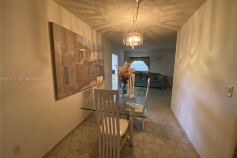 Casa en venta en Hialeah, Florida, 4 dormitorios, 173.73 m2 № 1968793 - foto 7