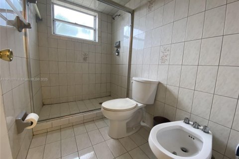 Casa en venta en Hialeah, Florida, 4 dormitorios, 173.73 m2 № 1968793 - foto 12
