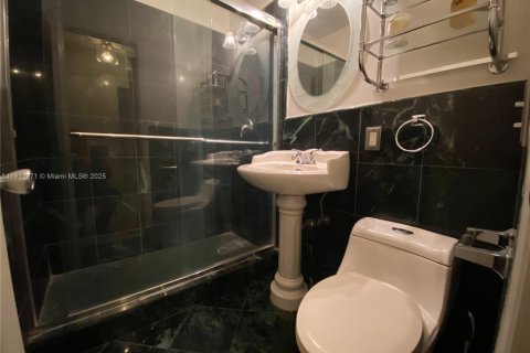 Casa en venta en Hialeah, Florida, 4 dormitorios, 173.73 m2 № 1968793 - foto 16