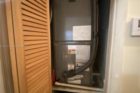 Casa en venta en Hialeah, Florida, 4 dormitorios, 173.73 m2 № 1968793 - foto 24