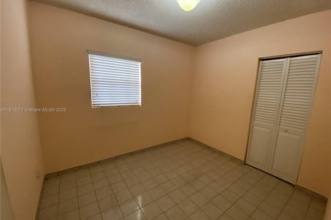 Casa en venta en Hialeah, Florida, 4 dormitorios, 173.73 m2 № 1968793 - foto 15