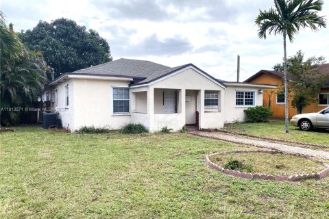 Casa en venta en Hialeah, Florida, 4 dormitorios, 173.73 m2 № 1968793 - foto 1