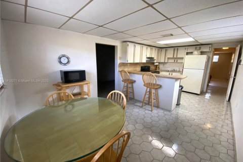 Casa en venta en Hialeah, Florida, 4 dormitorios, 173.73 m2 № 1968793 - foto 5