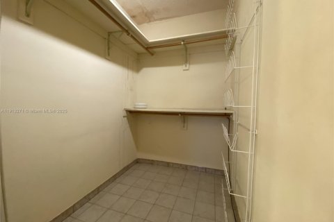 Casa en venta en Hialeah, Florida, 4 dormitorios, 173.73 m2 № 1968793 - foto 13