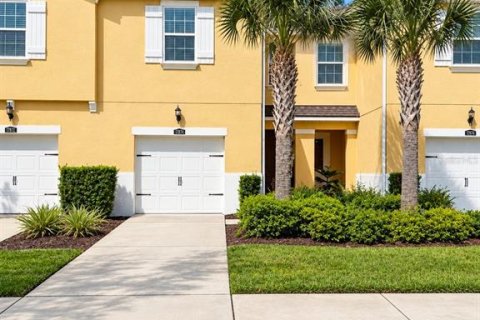Townhouse in LAKESHORE in Lutz, Florida 3 bedrooms, 182.18 sq.m. № 2373857